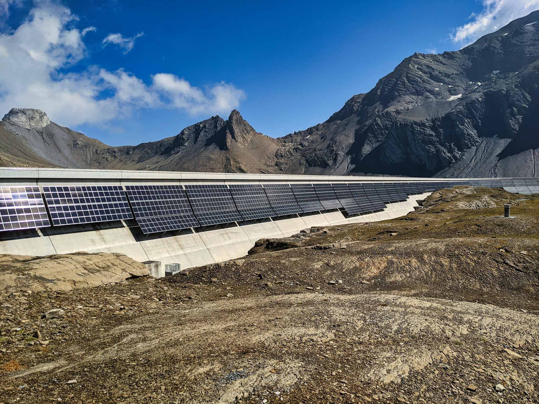 Die Staumauer am Muttsee ist dank ihrer Ausrichtung, Infrastruktur und H&ouml;henlage f&uuml;r eine Solaranlage gut geeignet. (Bild: Simon Michael)