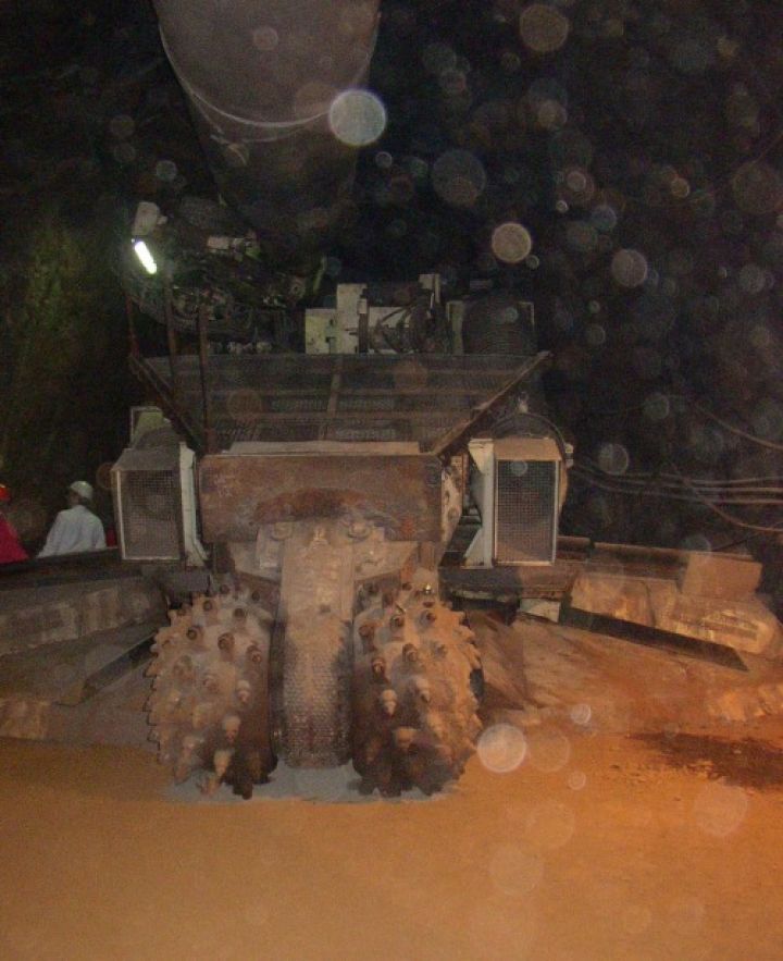 Einlagerungsschacht f&uuml;r die geplante Endlagerung von schwachen- und mittelradioaktiven M&uuml;ll im Schacht Conrad. Die Maschine fr&auml;st die neuen Tunnel und schafft gleichzeitig den Abraum nach hinten (Bild: Wusel007)