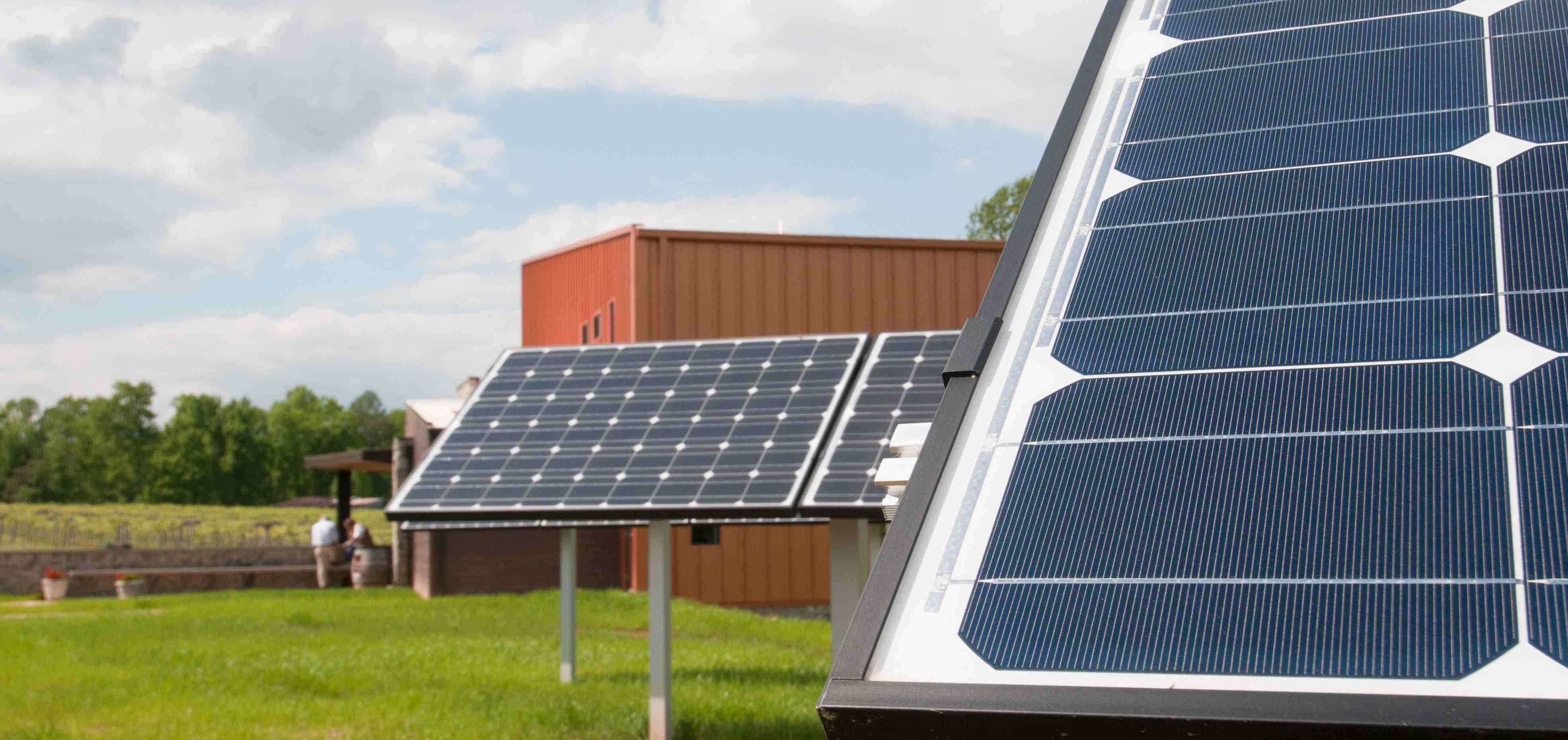 Photovoltaik-Anlage auf dem Weinberg von Cooper Vineyards in Virginia. Der Betrieb wurde f&uuml;r die Bem&uuml;hungen um CO2-Neutralit&auml;t vom Landwirtschaftsministerium ausgezeichnet. ( BIld: US Department of Agriculture"