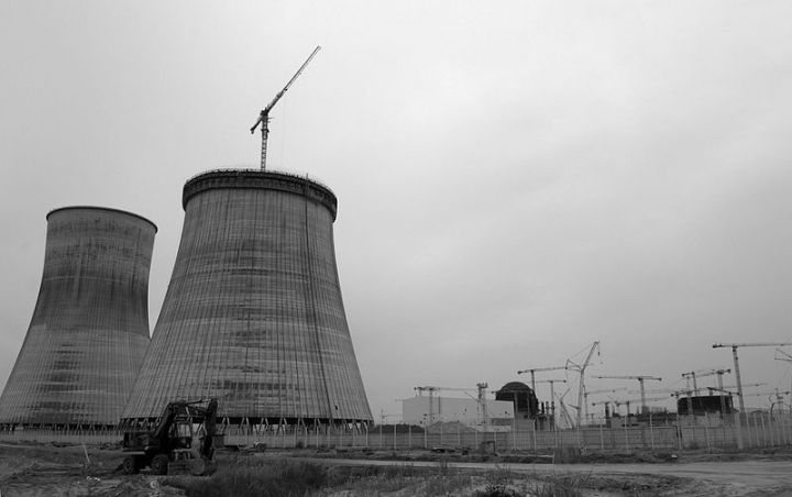 Das AKW Ostrowez, hier die Baustelle im Jahr 2016, geht demn&auml;chst in Betrieb (Bild: Renessaince)