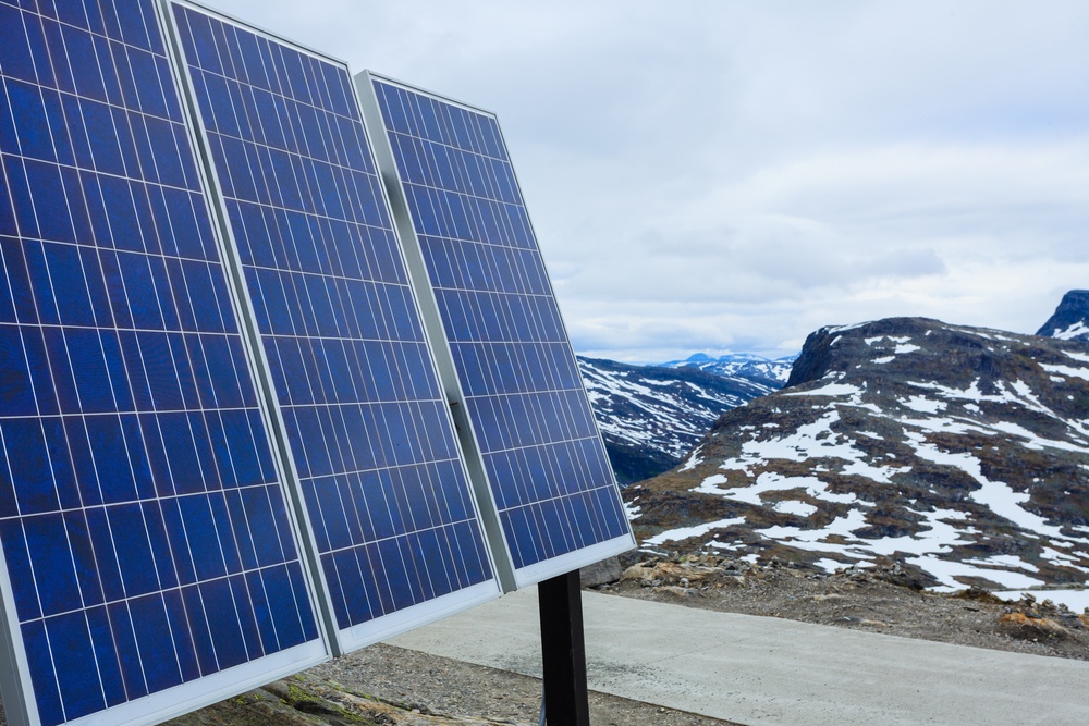 Um zehn Prozent j&auml;hrlich sind die Preise f&uuml;r Solarmodule im letzten Jahrzehnt gesunken (Bild: Voyagerix)