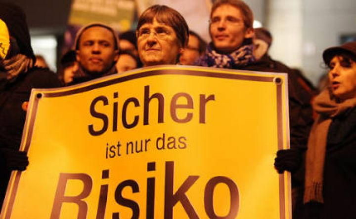 Demoplakat angesichts des Sicherheitsrisiko von AKW (Bild:ContrAtom)