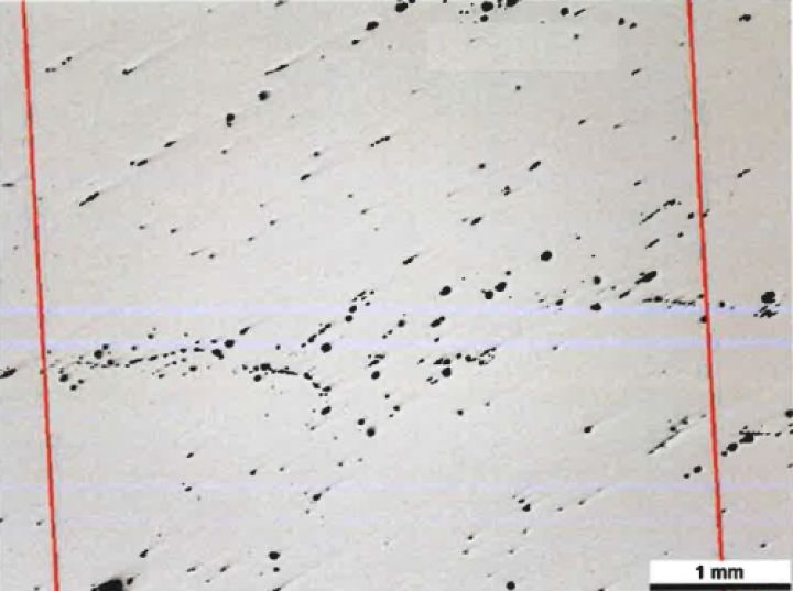 Aluminiumoxid-Partikel, die beim Schmieden des Reaktordruckbeh&auml;lters Beznau I in den Stahl eingeschlossen wurden. (Bild: ENSI)