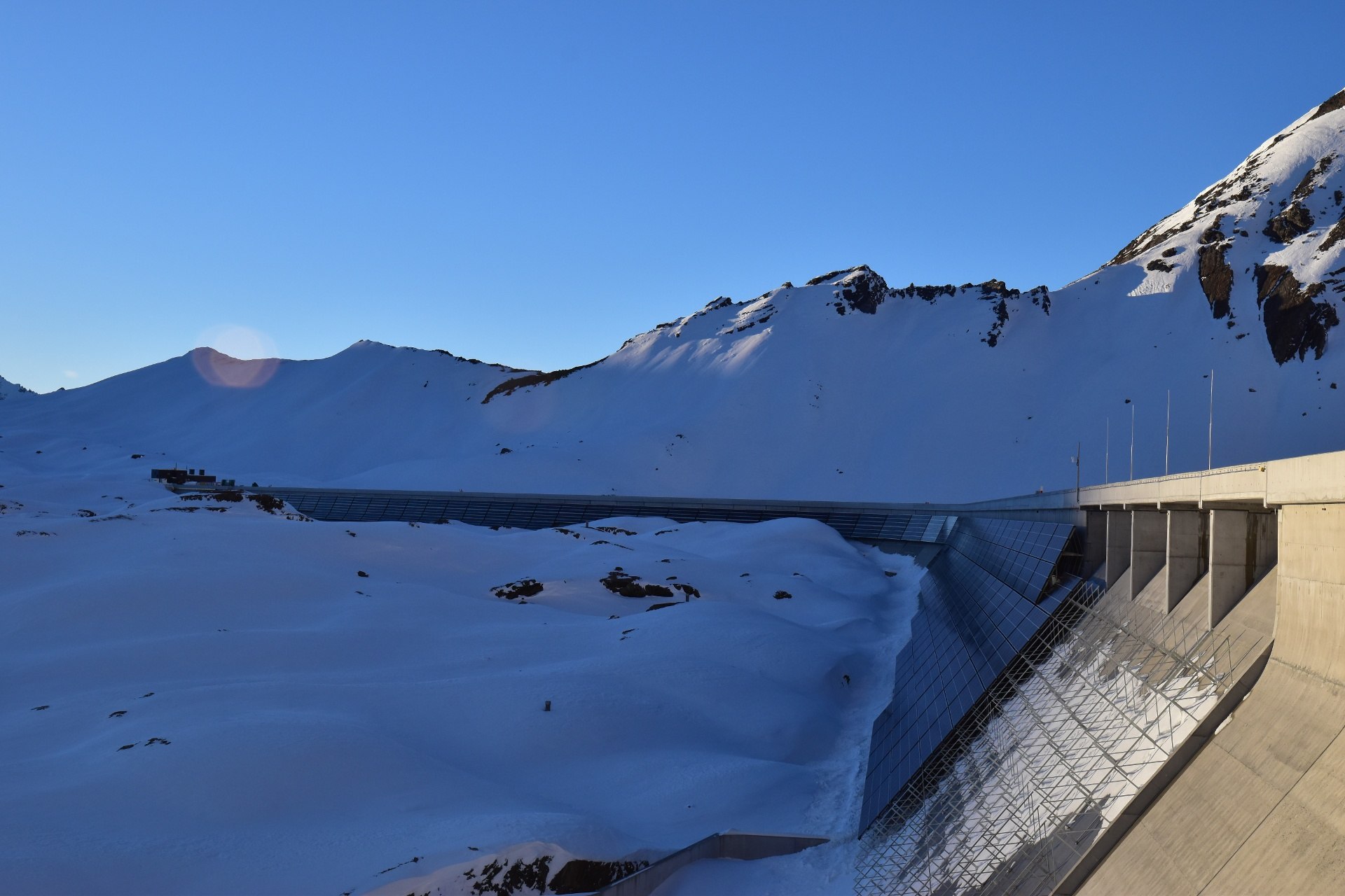 Solarkraftwerk an der Staumauer des Muttsees im Glarnerland. Diese im Winter sehr effektiven Kraftwerke sollen helfen, Stroml&uuml;cken zu schliessen (Bild: Alpinsolar)