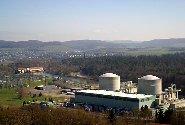 Das AKW Beznau mit zwei Reaktoren, mit Baujahr 1969 eines der &auml;ltesten der Welt. (Bild: Roland Zumb&uuml;hl)