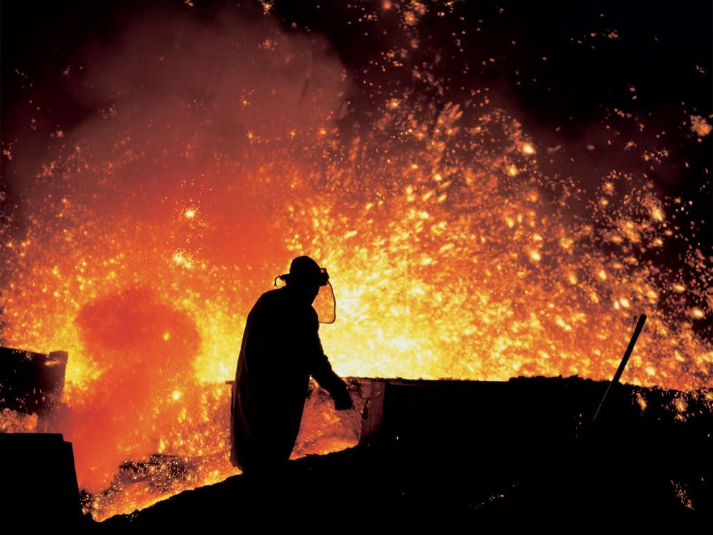 Roheisenabstich im  im H&uuml;ttenwerk Třineck&eacute; želez&aacute;rny in Třinec, Tschechien (Bild: Darwinek)