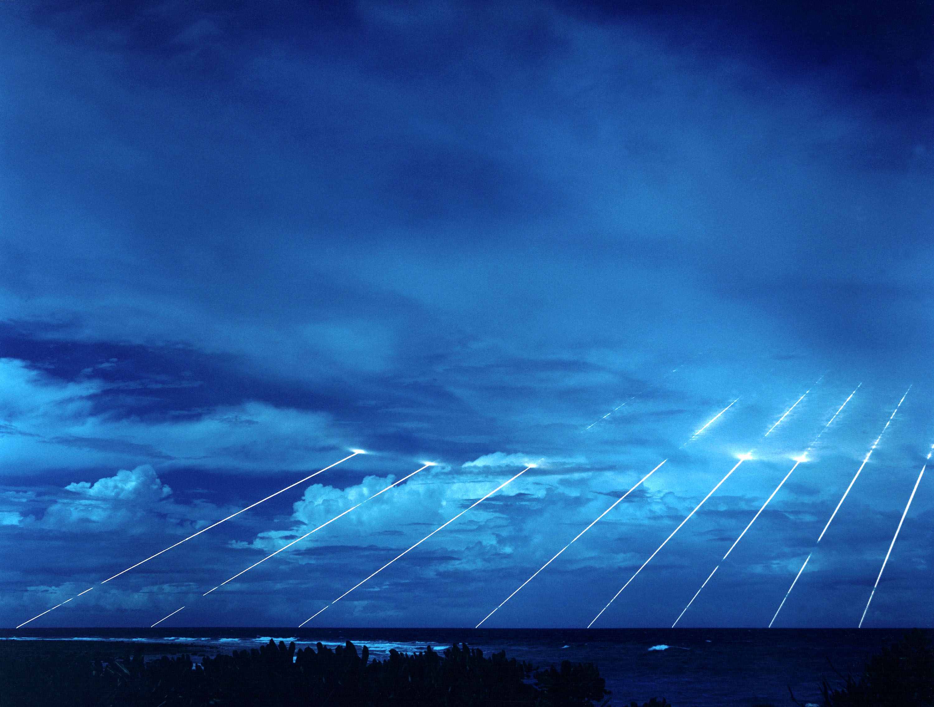 Spuren von amerikanischen Peacekeeper-Raketen nach einem Test am Himmel der S&uuml;dsee. Jede Rakete kann mehrere Sprengk&ouml;pfe von der sechsfachen Sprengkraft der &uuml;ber Hiroshima abgeworfenen Atombombe tragen. Die Raketen wurden 2005 ausser Dienst gestellt. (Bild: US-Verteidigungsminiserium)