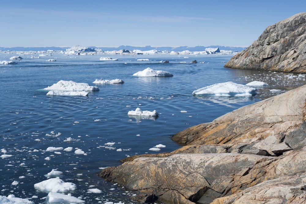 Eisberge vor der K&uuml;ste Gr&ouml;nlands. Um bis zu dreimal h&ouml;her k&ouml;nnten die Temperaturen an den Polkappen steigen als im globalen Durchschnitt. (Bild: Denis Burdin)