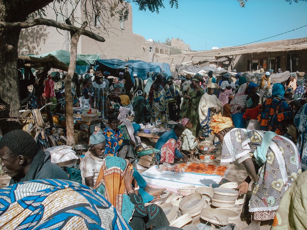 Ein Ferienflug auf die Kanarischen Inseln verpufft soviel CO2 wie der H&auml;lfte der Menschheit pro Kopf und Jahr zugestanden wird. Im Bild eine Marktszene in Timbuktu in Mali in der Subsahara, wo die tiefsten Pro Kopf-Emissionen weltweit erreicht werden (Bild: Sebastianbasss)