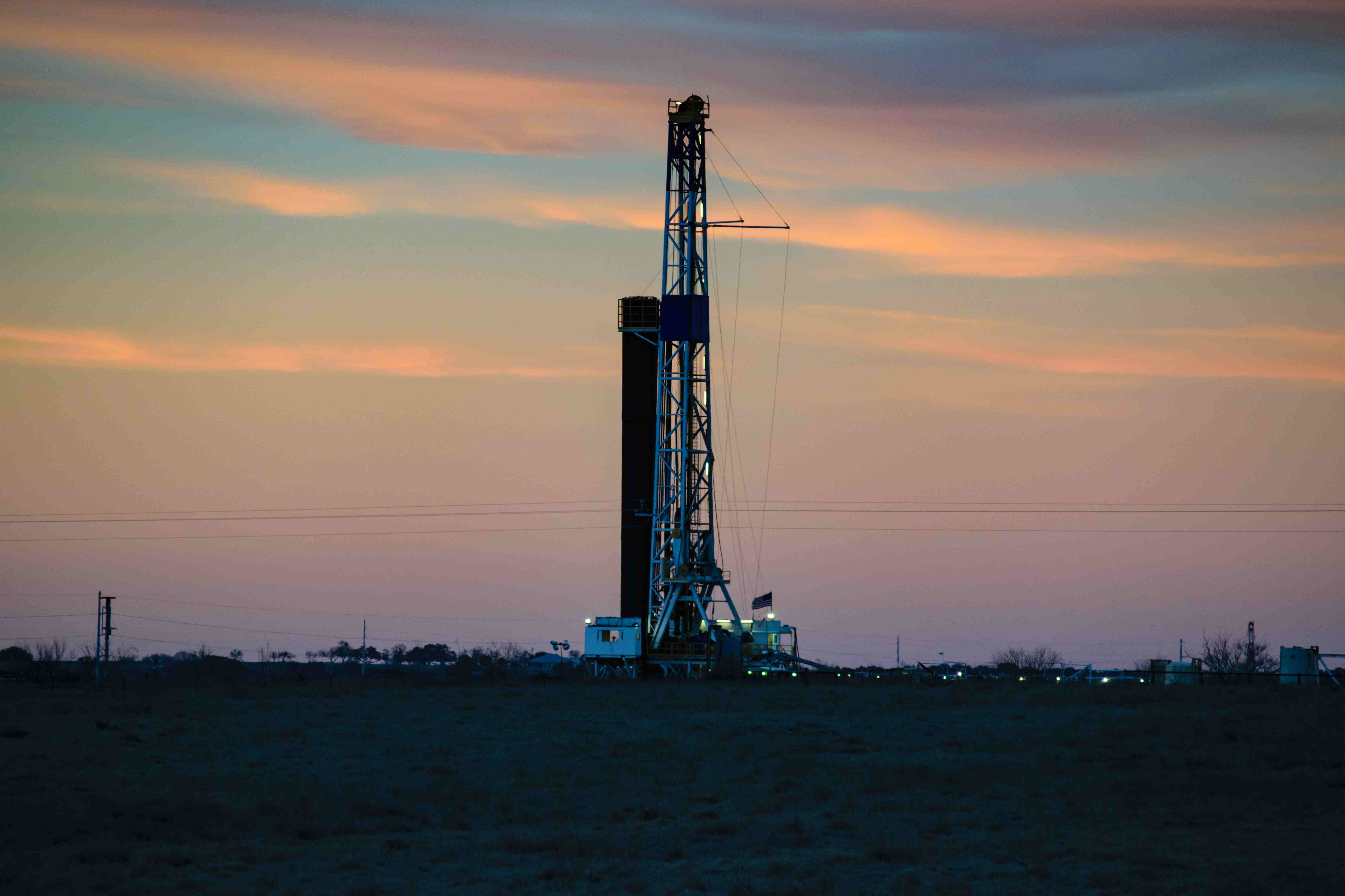 Schiefergasf&ouml;rderung im Mittleren Westen der USA. Viele dieser Anlagen stehen auf Pachtland der Regierung. Rund ein Viertel der US-amerikanischen CO2-Emissionen stammen aus diesen &Ouml;l- und Gasquellen. (Bild: Freezer Frames)