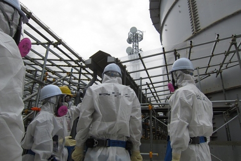 Eine Delegation der Internationalen Atomenergie-Agentur pr&uuml;ft den Zustand der mit kontaminiertem Grundwasser gef&uuml;llten Tanks. 