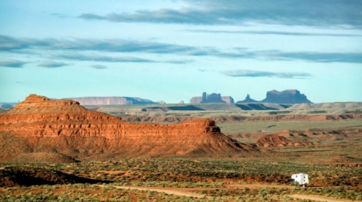 Das National Monument Bears Ears. Im Hintergrund die beiden namensgebenden Felsst&ouml;cke. (Bild: John Fowler, Flickr)