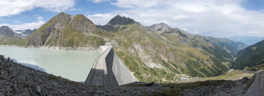 Das Wasserkraftwerk Grande - Dixence speichert 1500 Gigawattstunden Energie. Gleich 17 solcher Stauseen w&auml;ren n&ouml;tig, um den &uuml;bersch&uuml;ssigen Sommersolarstrom f&uuml;r den sonnenarmen Winter zu speichern. (Bild: AndyP66, Wikipedia)
