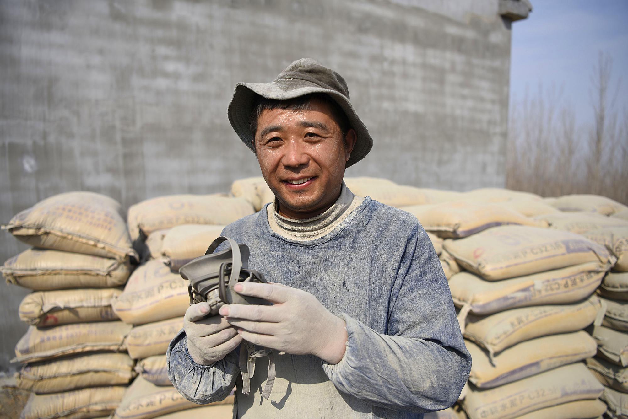 Tian Jujin, Vater von Zwillingen, verdient seinen Lebensunterhalt mit dem Transport von Zements&auml;cken &ndash; 6000 Tonnen sind es pro Jahr. (Bild: China Images)