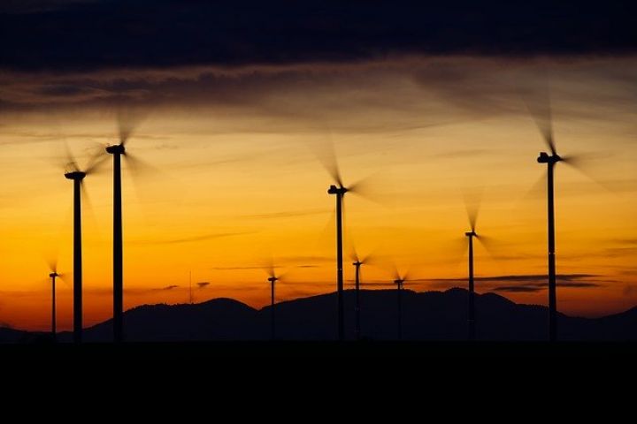 Wie lange drehen Sie sich noch? Es d&auml;mmert f&uuml;r die Windkraft. (Bild: pixabay)